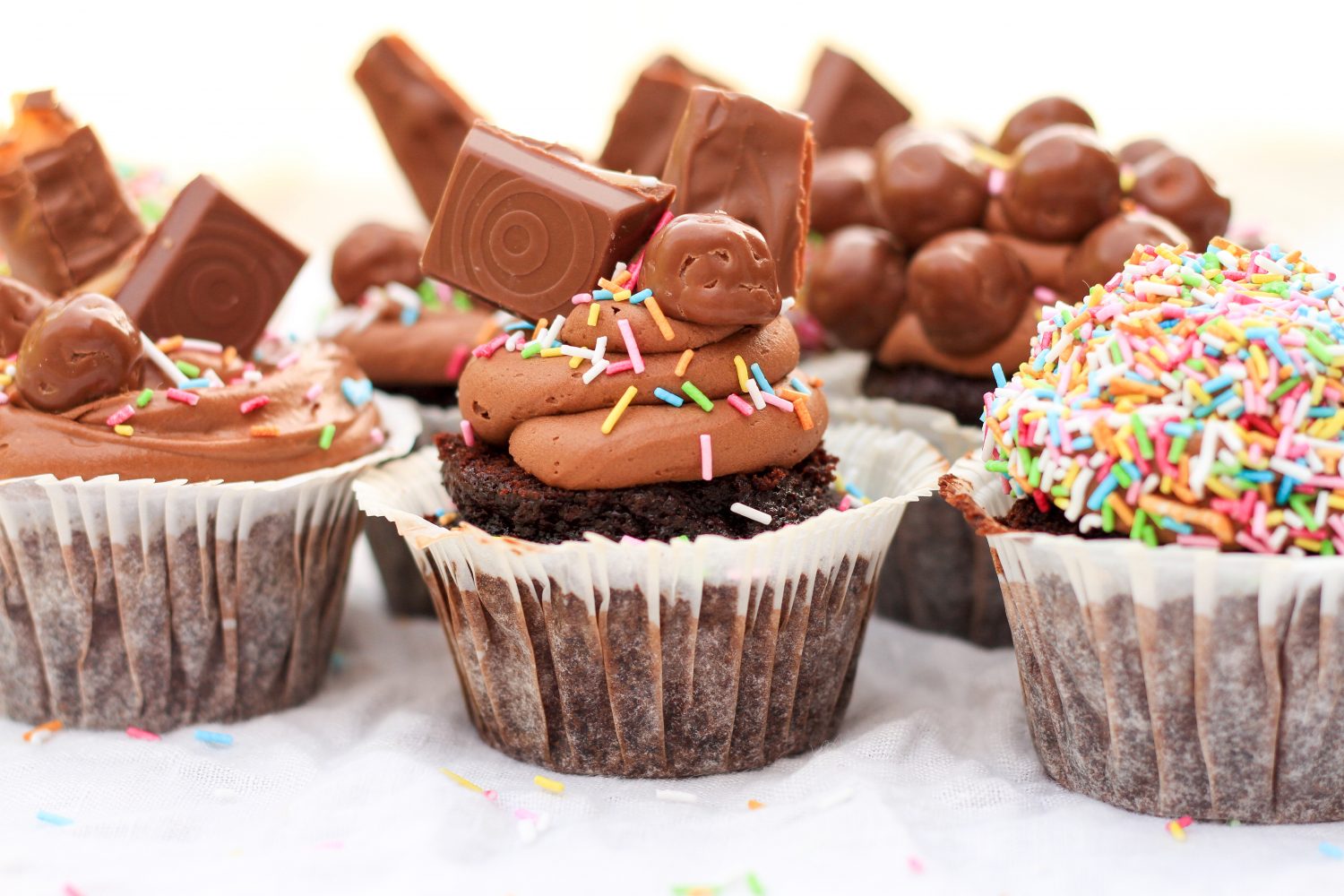 Chokladmuffins med frosting & godis