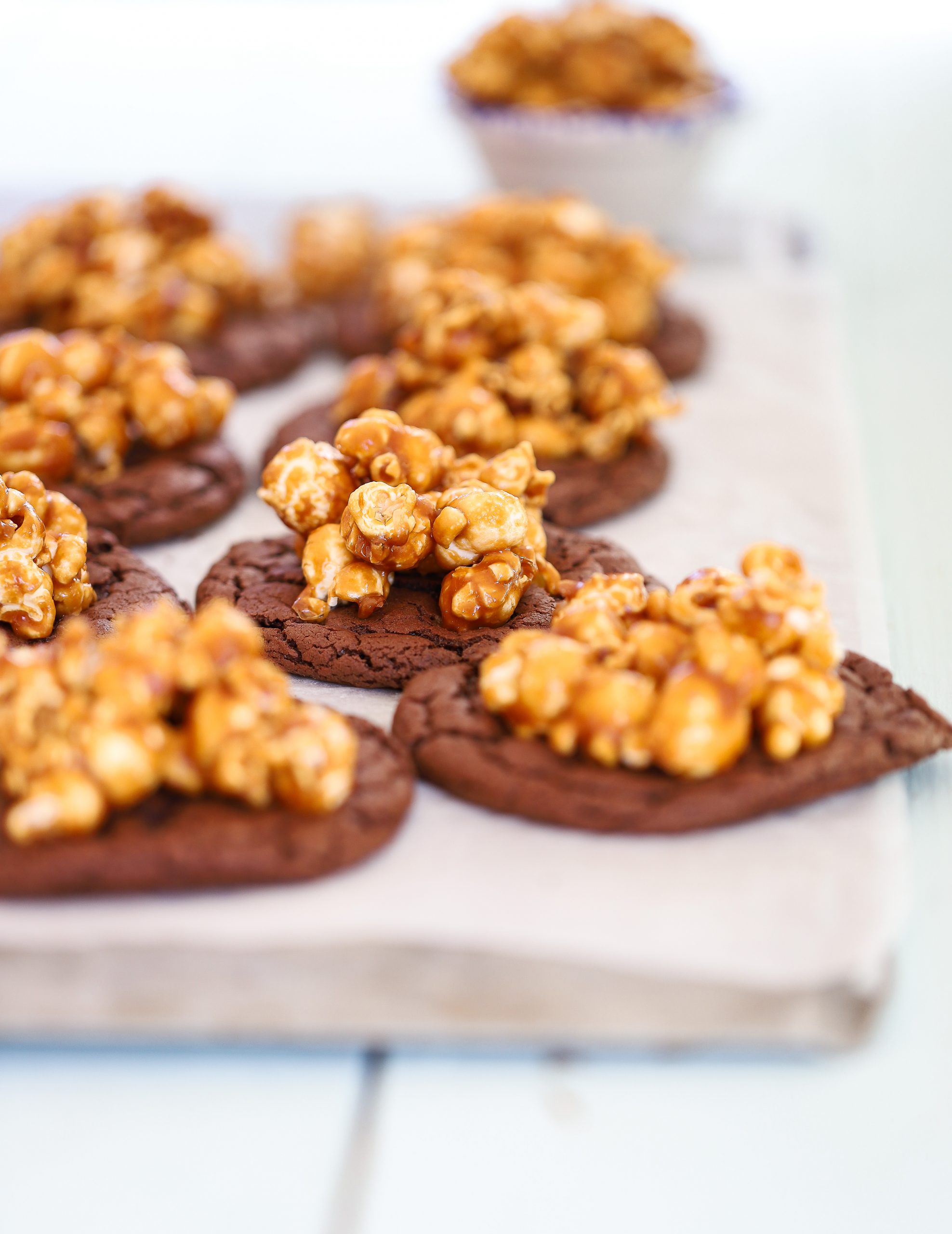 Brownie cookies med salta karamellpopcorn