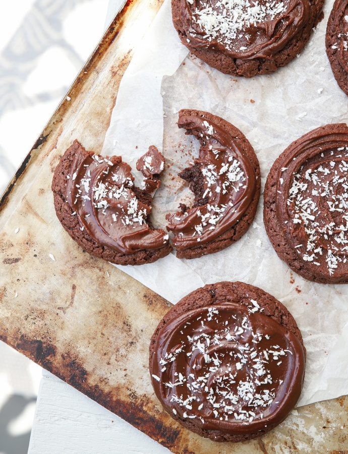 Browniecookies med kärleksmusmglasyr